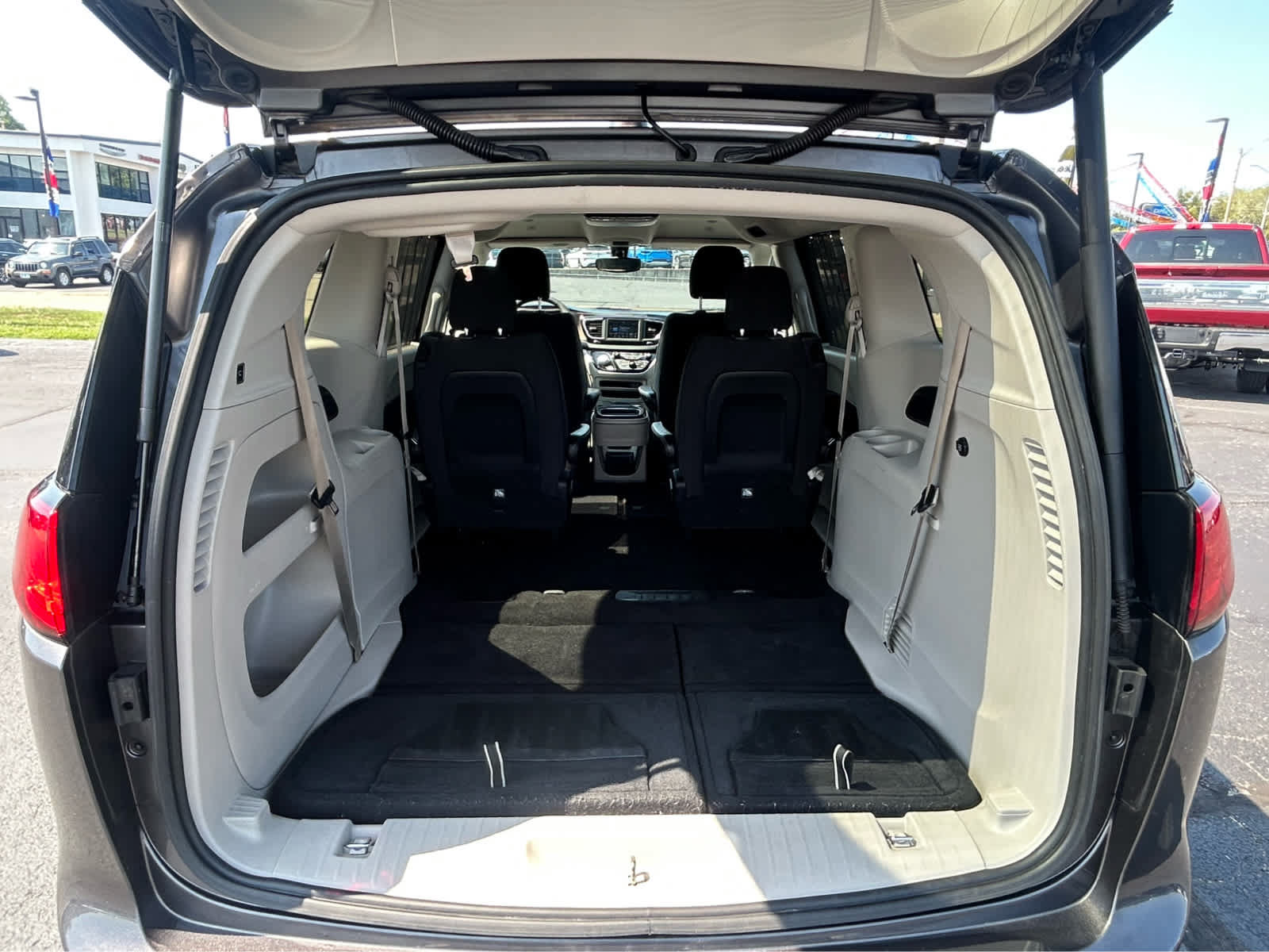 Used 2018 Chrysler Pacifica Touring Plus FWD image 10
