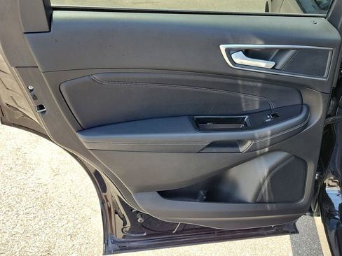 Used 2018 Ford Edge Titanium w/ Equipment Group 302A FWD image 10