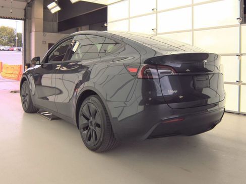Used 2024 Tesla Model Y Long Range RWD image 5