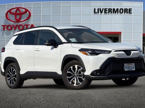 Certified 2025 Toyota Corolla Cross SE image 2