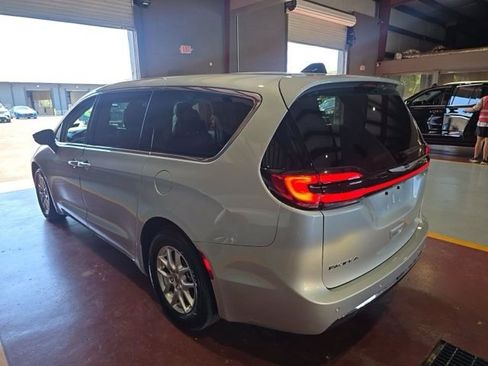 Used 2024 Chrysler Pacifica Touring-L FWD image 2
