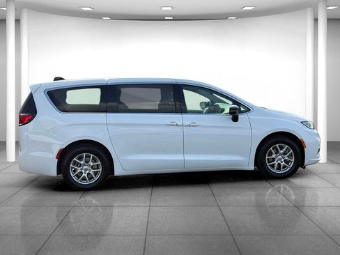 Used 2024 Chrysler Pacifica Touring-L FWD image 8