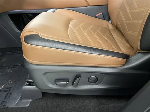 Used 2024 Nissan Pathfinder Platinum w/ Black Appearance Package image 22