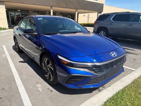 Used 2025 Hyundai Elantra Sport FWD image 3