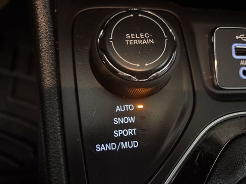 Used 2021 Jeep Cherokee Latitude Plus image 19