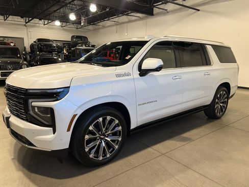 Used 2025 Chevrolet Suburban High Country AWD/4WD image 7