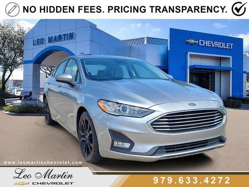 Used 2020 Ford Fusion SE w/ Equipment Group 151A FWD image 2