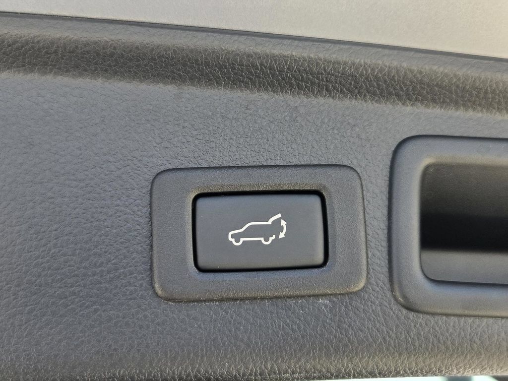Used 2017 Subaru Forester 2.5i Limited AWD/4WD image 12