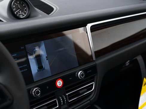 Certified 2025 Porsche Macan image 25