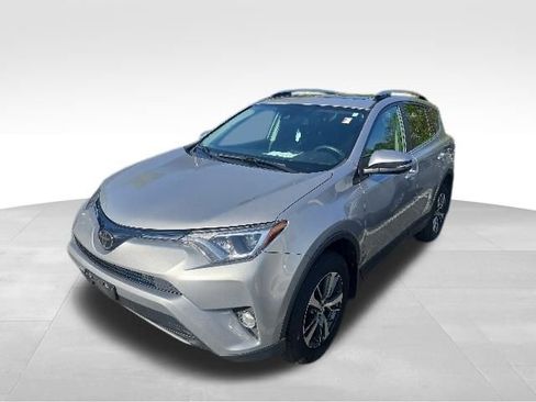 Used 2018 Toyota RAV4 XLE AWD/4WD image 2