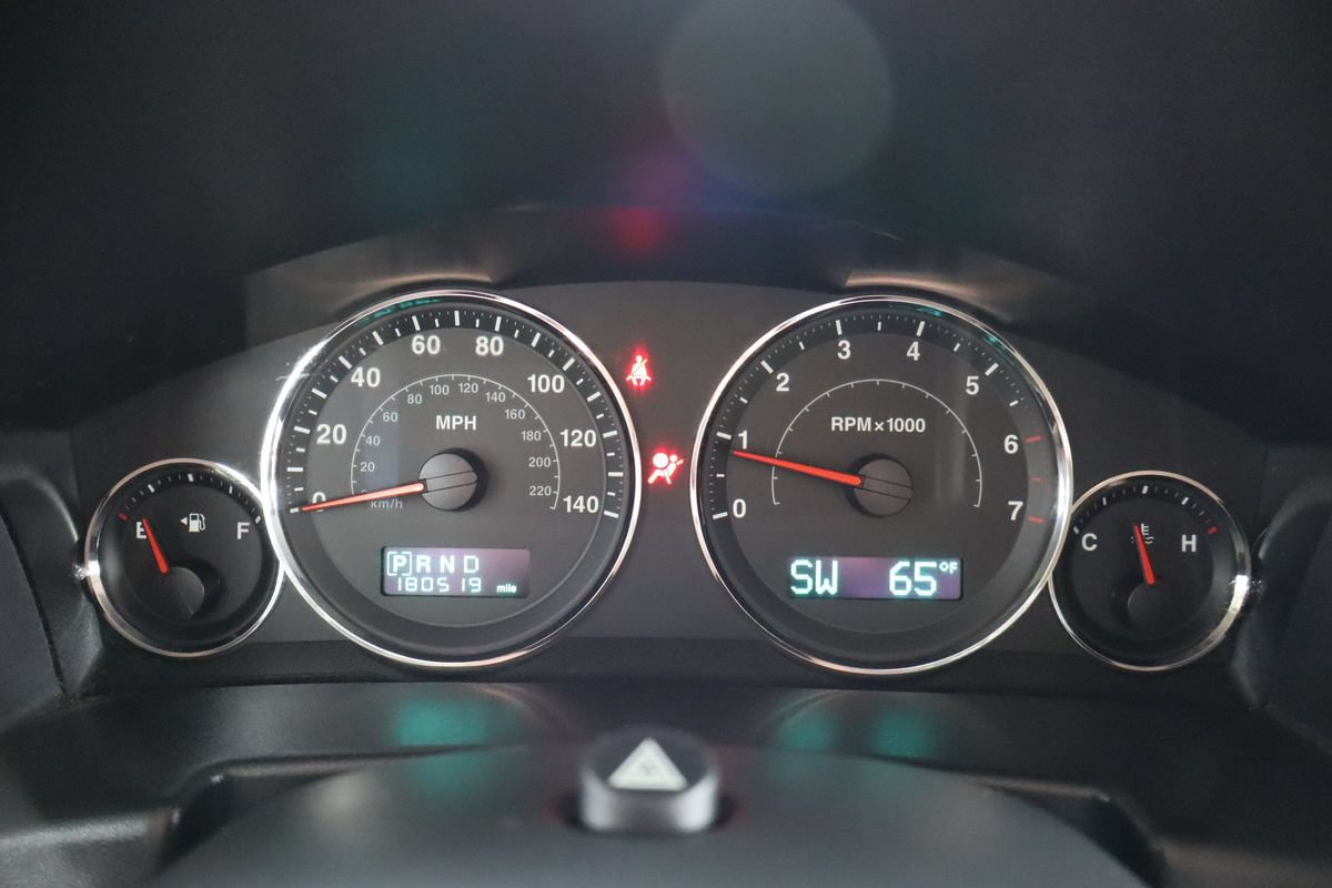 Used 2006 Jeep Commander Limited w/ Trailer Tow Group IV AWD/4WD image 30