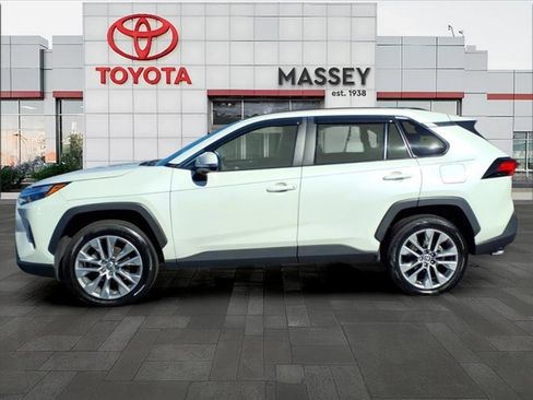 Used 2022 Toyota RAV4 XLE Premium image 7