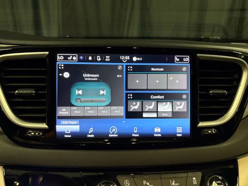Used 2024 Chrysler Pacifica Touring-L FWD image 10