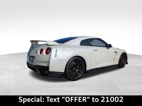 Used 2021 Nissan GT-R Premium image 3