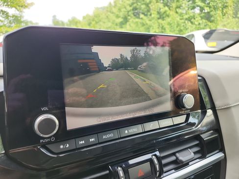 Used 2022 Nissan Pathfinder SV FWD image 18
