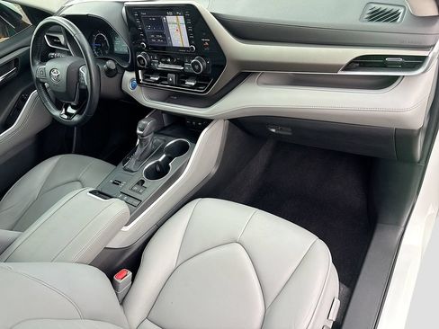 Used 2020 Toyota Highlander XLE FWD image 17