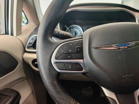 Used 2020 Chrysler Voyager L FWD image 10