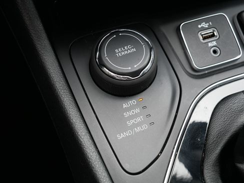 Used 2019 Jeep Cherokee Limited w/ Trailer Tow Group AWD/4WD image 32