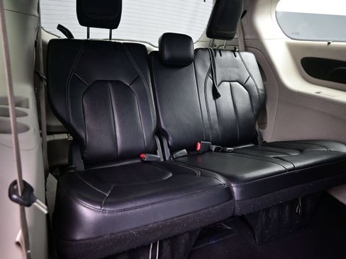 Used 2022 Chrysler Pacifica Touring-L FWD image 16
