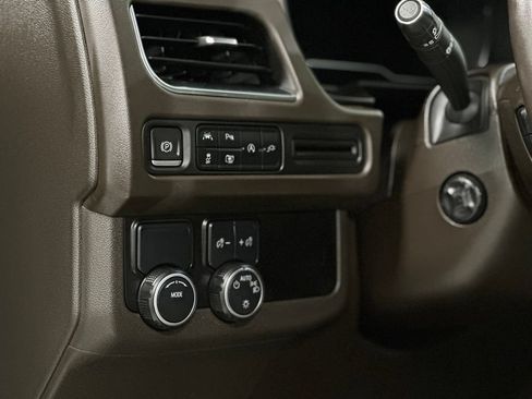 Used 2022 Chevrolet Suburban LT w/ LT Signature Plus Package RWD image 18