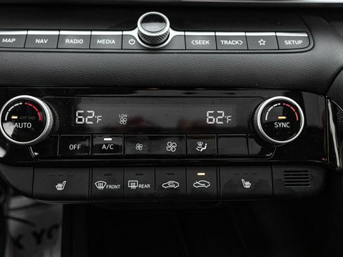Used 2024 Hyundai Elantra Limited FWD image 20
