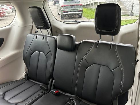 Used 2024 Chrysler Pacifica Limited FWD image 56
