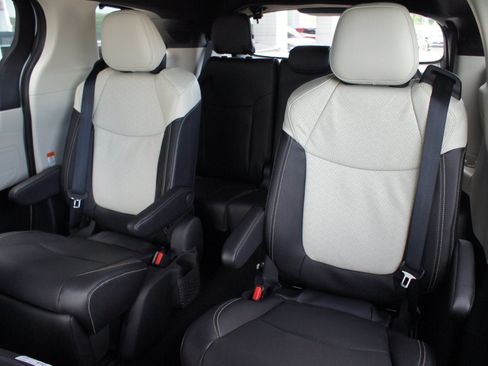 Used 2026 Toyota Sienna Platinum AWD/4WD image 10