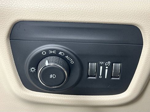 Used 2023 Jeep Grand Cherokee Limited w/ Luxury Tech Group II image 10