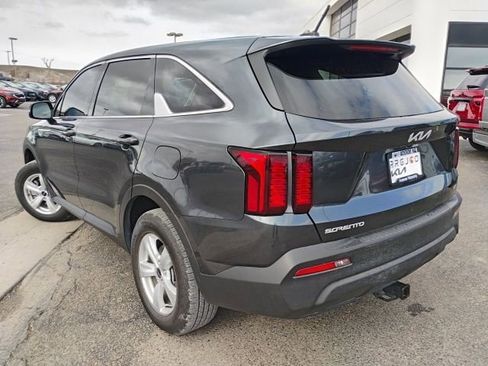 Used 2023 Kia Sorento LX image 3