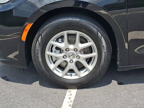 Used 2024 Chrysler Pacifica Touring-L FWD image 8