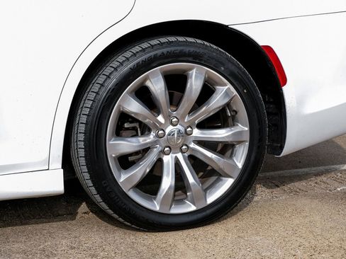 Used 2018 Chrysler 300 Limited image 51