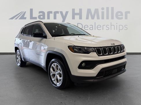 Used 2024 Jeep Compass Latitude AWD/4WD image 7