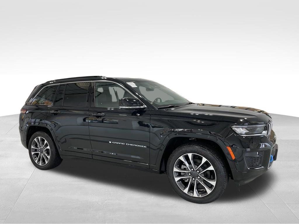 Used 2024 Jeep Grand Cherokee Overland w/ Advanced Protech Group III AWD/4WD image 2
