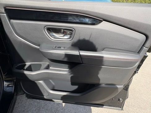 Used 2025 Honda Pilot TrailSport image 31