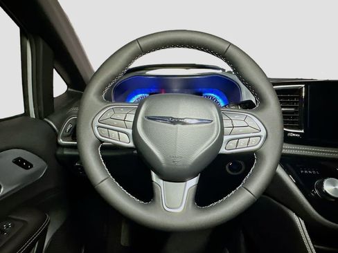 New 2026 Chrysler Pacifica Limited image 7