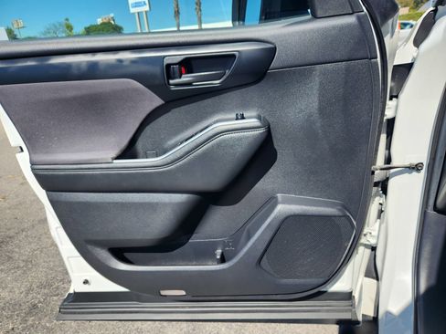 Used 2021 Toyota Highlander LE FWD image 20