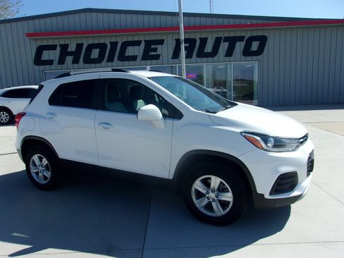 Used 2020 Chevrolet Trax LT w/ Driver Confidence Package AWD/4WD image 3