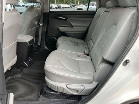 Certified 2020 Toyota Highlander XLE FWD image 24