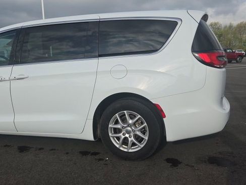 Used 2023 Chrysler Pacifica Touring-L FWD image 17