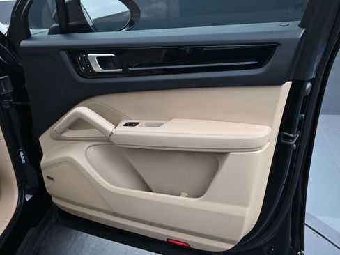 Used 2022 Porsche Cayenne image 11