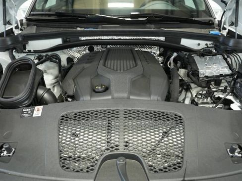 Certified 2025 Porsche Macan AWD/4WD image 30
