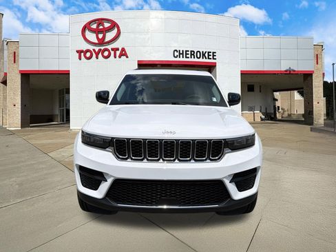Used 2023 Jeep Grand Cherokee Laredo AWD/4WD image 2