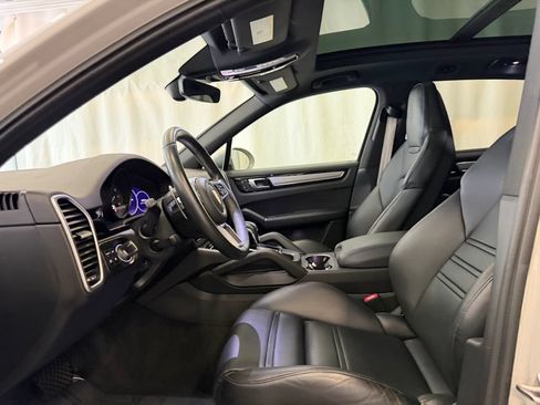 Certified 2023 Porsche Cayenne Platinum Edition AWD/4WD image 5