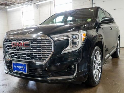 Used 2022 GMC Terrain Denali w/ Denali Premium Package AWD/4WD image 2