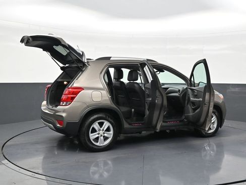 Used 2022 Chevrolet Trax LT w/ LT Convenience Package image 29