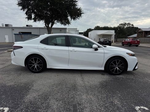 Used 2024 Toyota Camry SE image 10