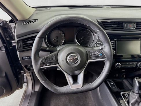 Used 2020 Nissan Rogue SV w/ Premium Package image 12