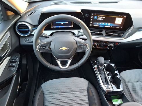 Certified 2025 Chevrolet Trax LT w/ Driver Confidence Package image 19