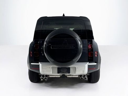 Used 2024 Land Rover Defender 110 SE image 4