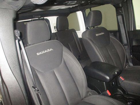 Used 2018 Jeep Wrangler Unlimited Sahara w/ Dual Top Group AWD/4WD image 15